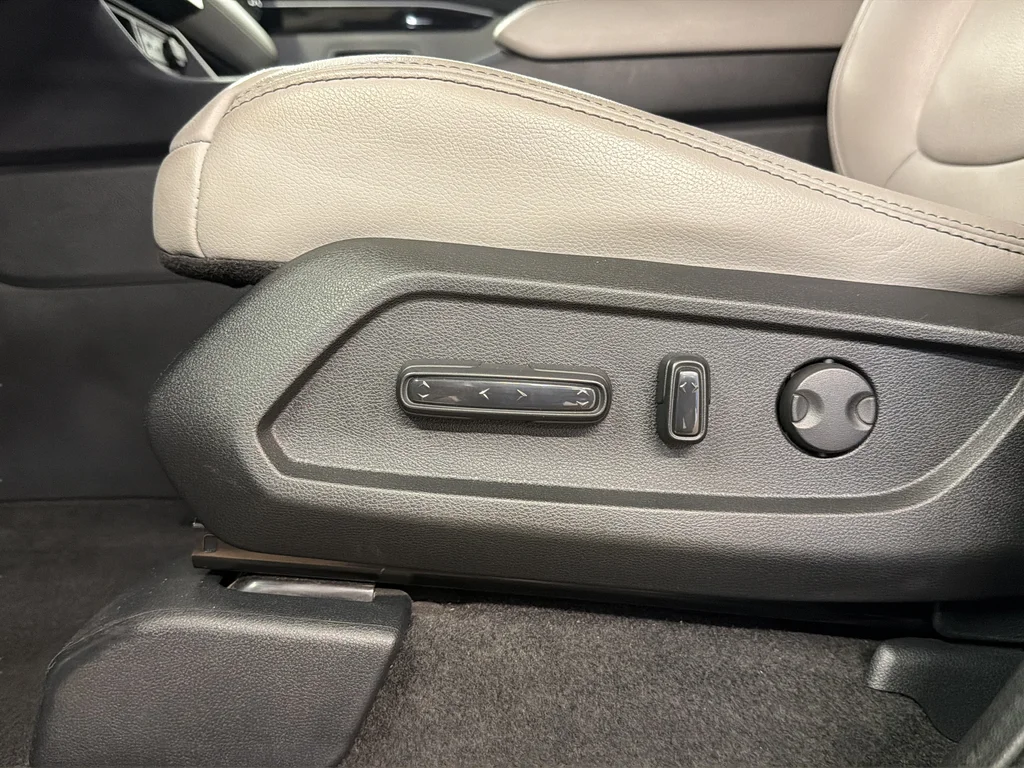 Used 2023 Silver Honda EX-L image 18