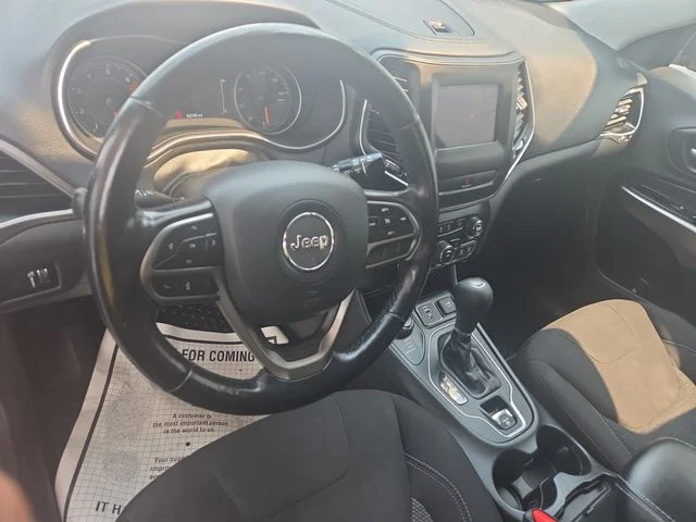 Used 2020 Silver Jeep Latitude image 12