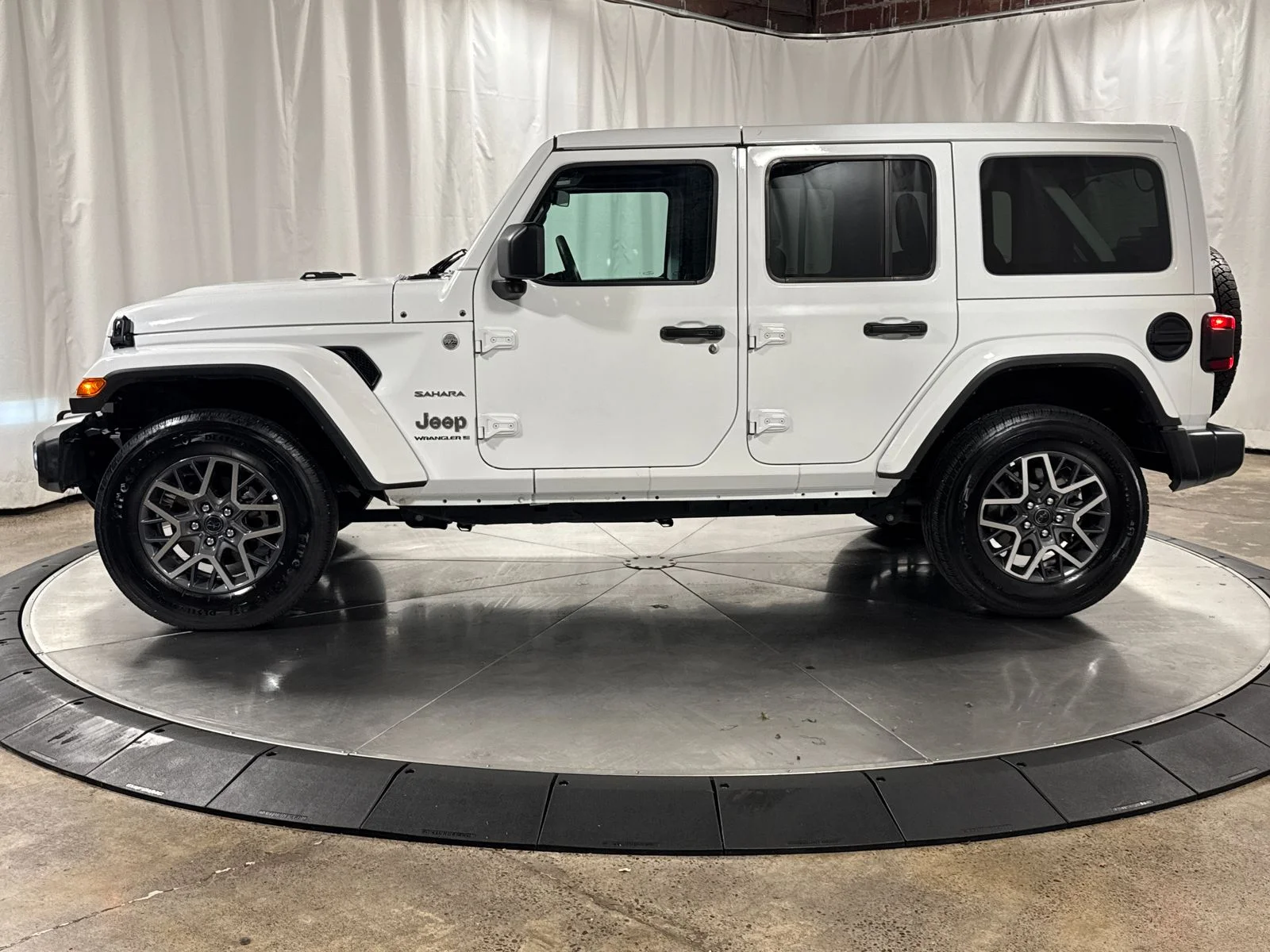 Used 2024 White Jeep Sahara image 8