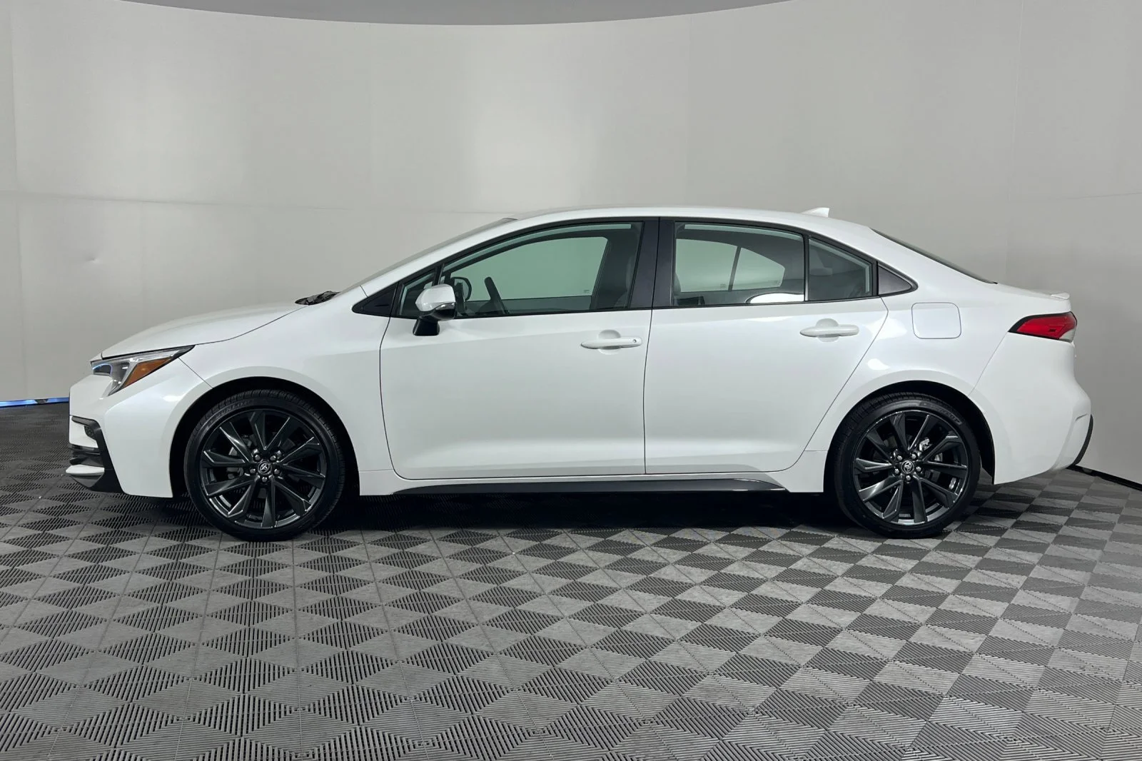 Used 2026 Wind Chill Pearl Toyota SE image 6