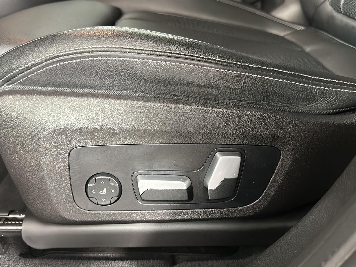 Used 2023 Dark Graphite Metallic BMW xDrive30i image 10