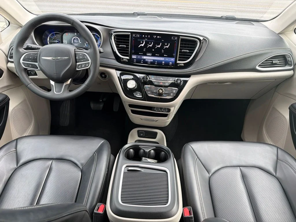 Used 2023 White Chrysler Touring L image 19