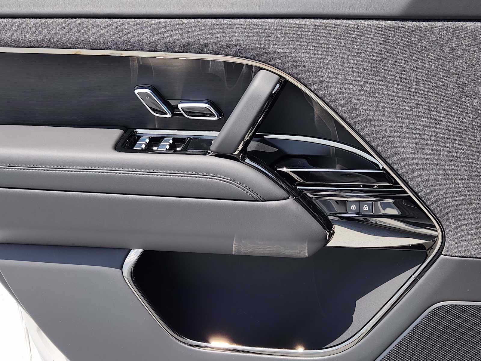 New 2026 Borasco Grey LAND ROVER Dynamic SE image 21