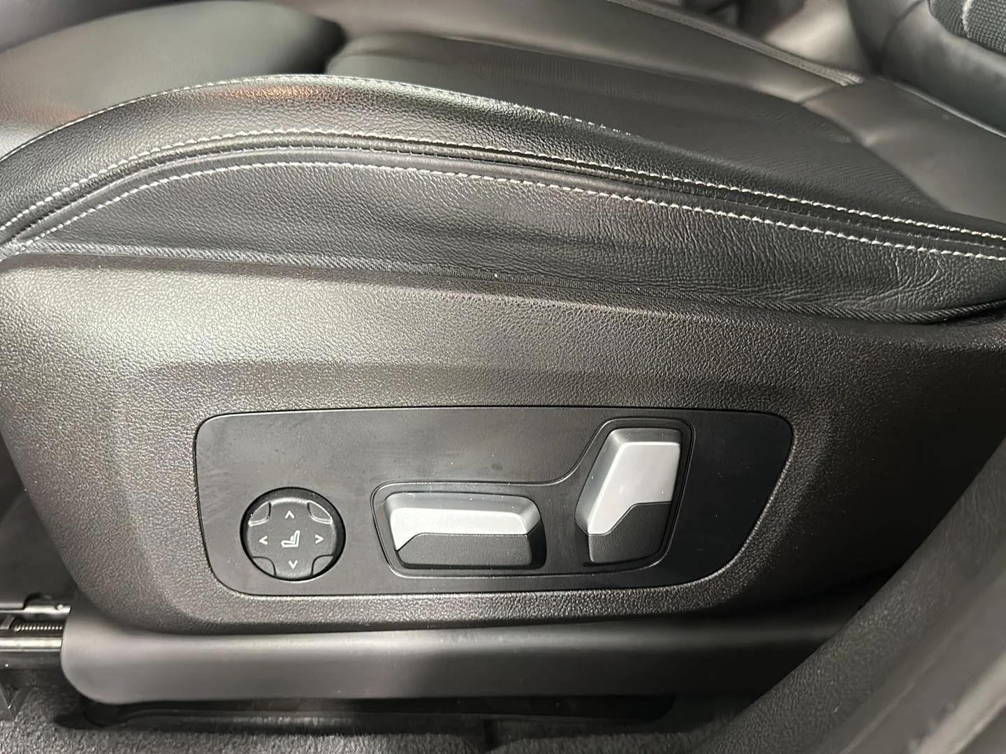 Used 2023 Dark Graphite Metallic BMW xDrive30i image 10