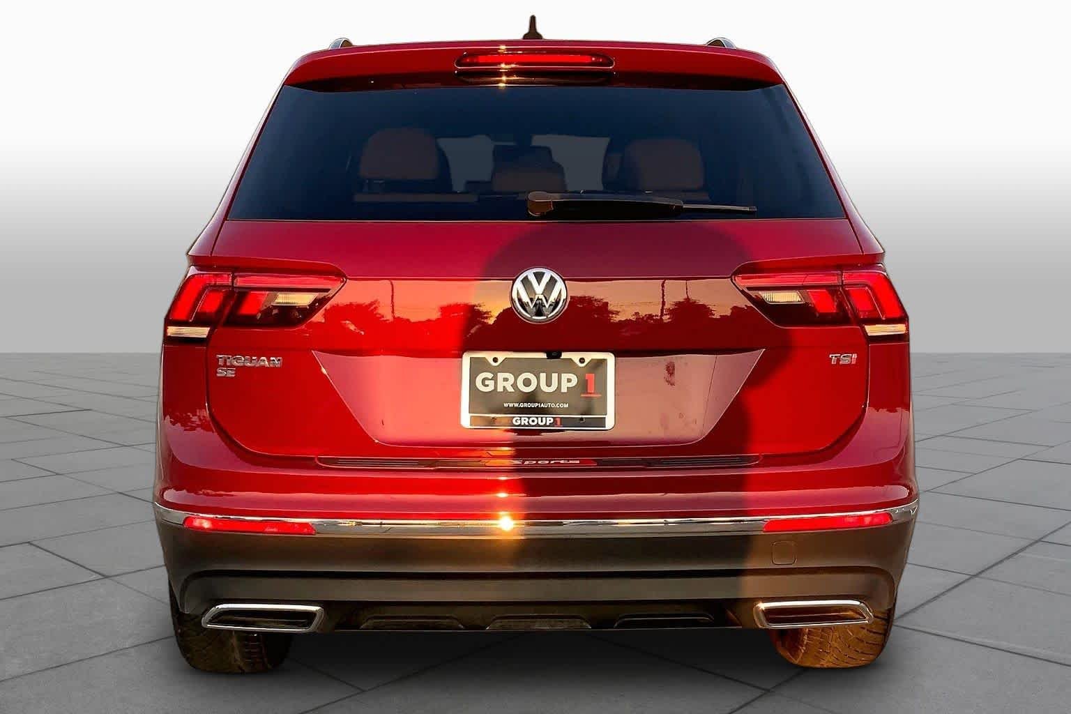 Used 2018 Cardinal Red Metallic Volkswagen SE image 5