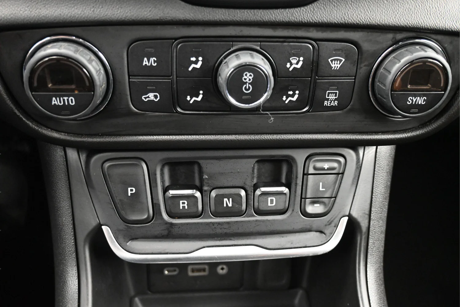 Used 2020 Black GMC SLE image 18