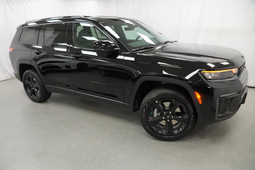 New 2027 High-Gloss Black Paint Jeep Limited image 12