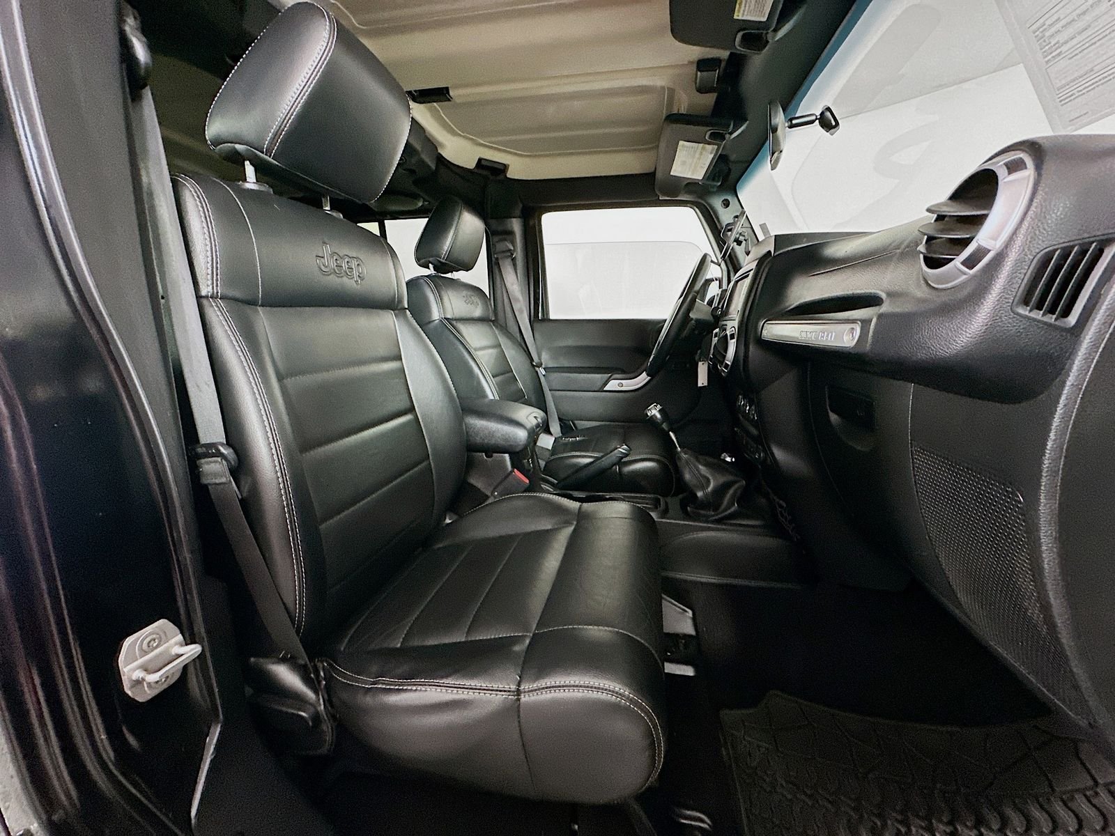 Used 2012 Black Clearcoat Jeep Unlimited Rubicon image 28