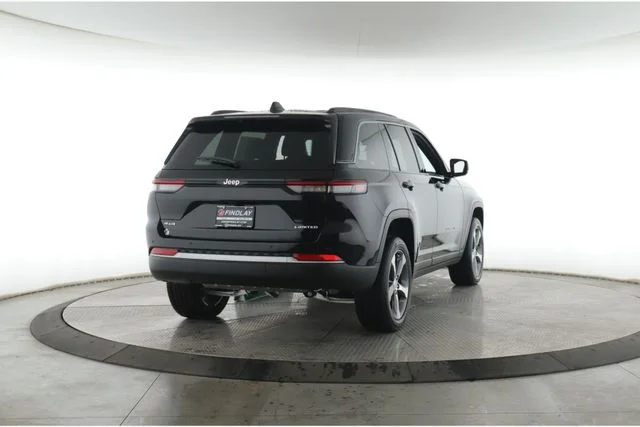 New 2026 Diamond Black Crystal Pearl-Coat Exterior Paint Jeep Limited image 8