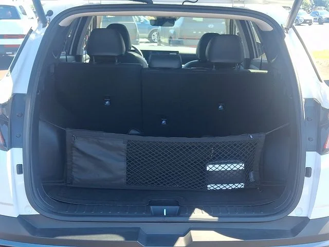 Used 2025 White Hyundai SEL Convenience image 29