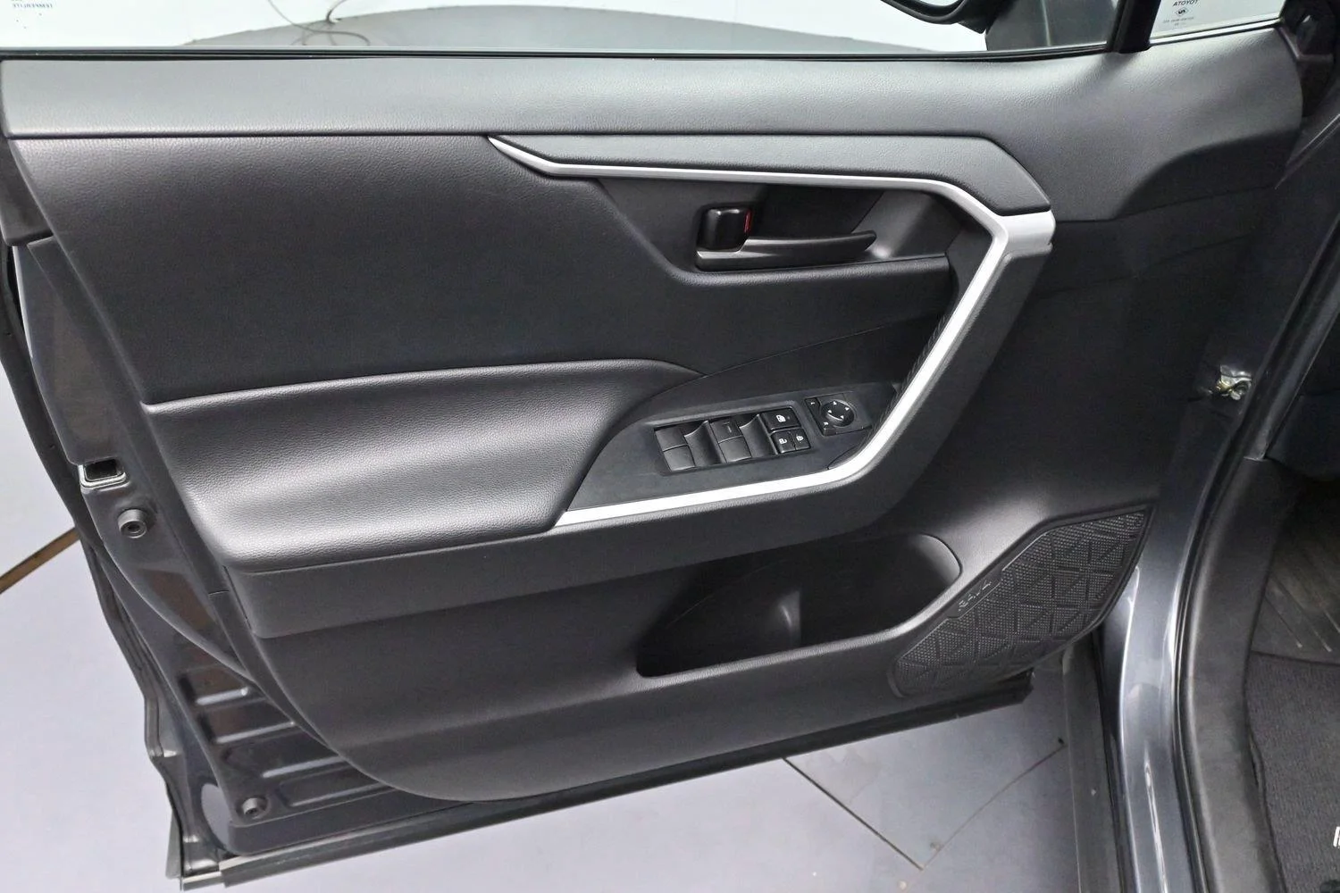 Used 2022 Magnetic Gray Metallic Toyota LE image 9