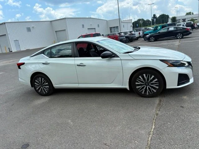 Used 2024 White Nissan 2.5 SV image 5
