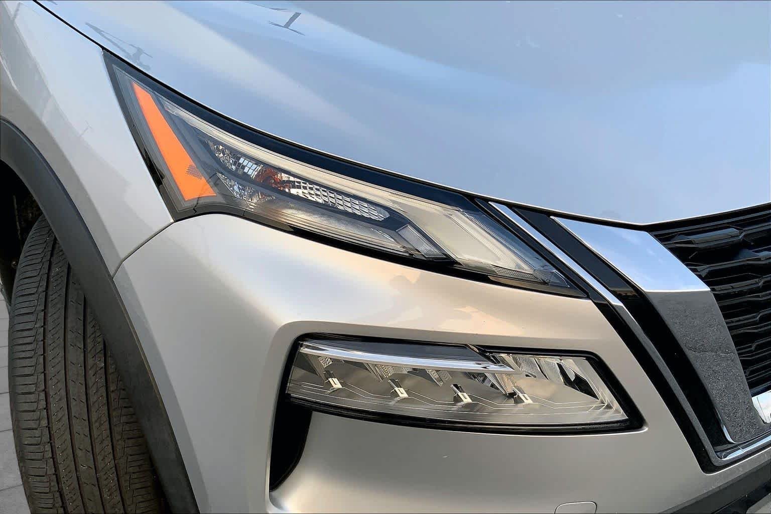 Used 2022 Brilliant Silver Metallic Nissan SV image 24