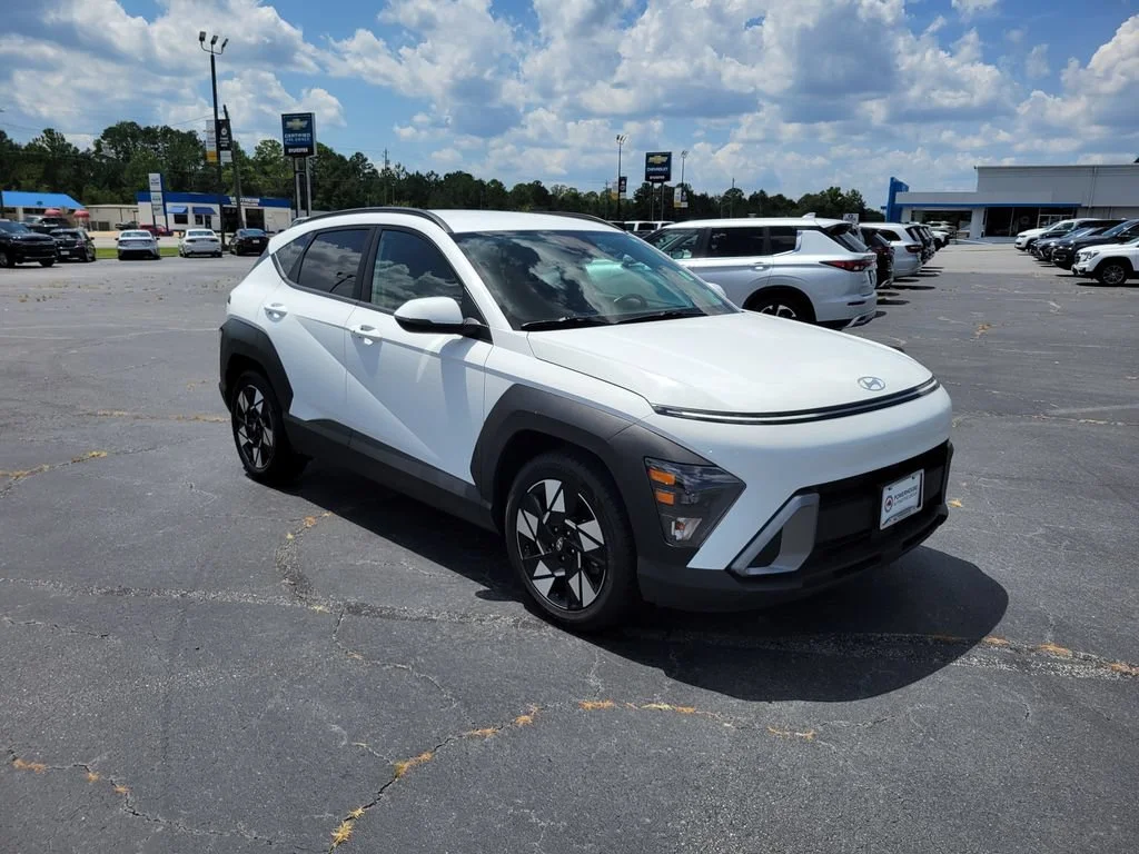 Used 2025 White Hyundai SEL image 7