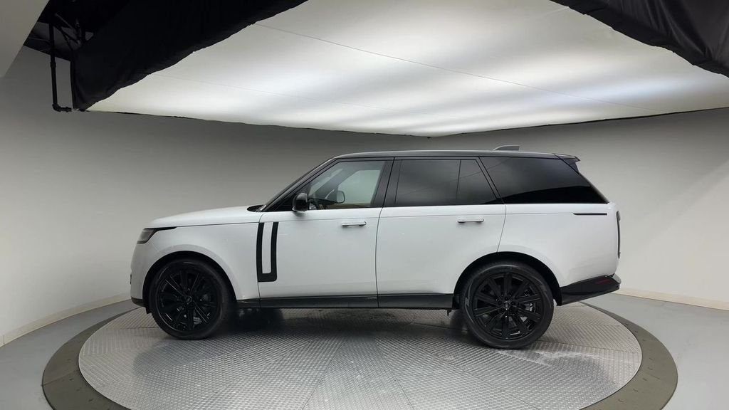 Used 2023  Land Rover SE image 5