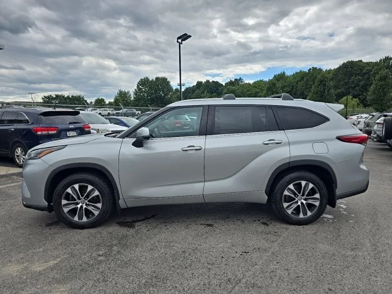 Used 2021 Silver Toyota XLE image 9