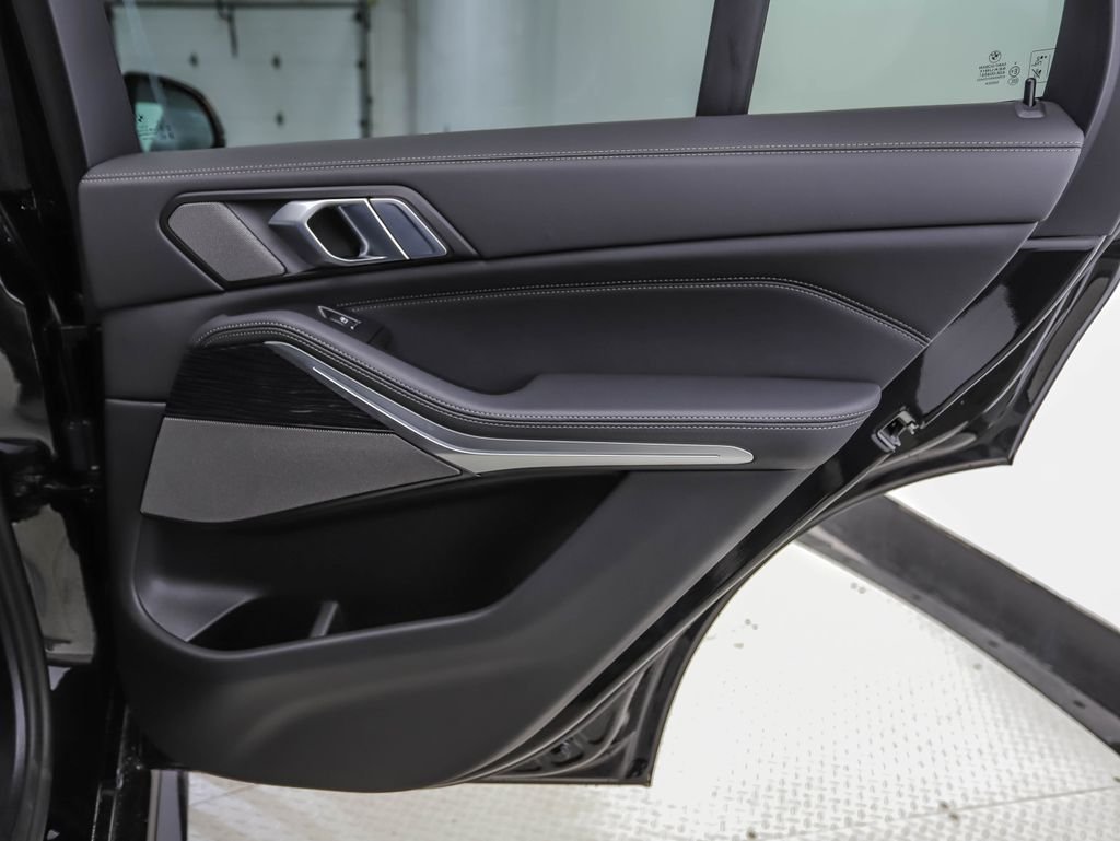 New 2026 Black Sapphire Metallic BMW xDrive40i image 25