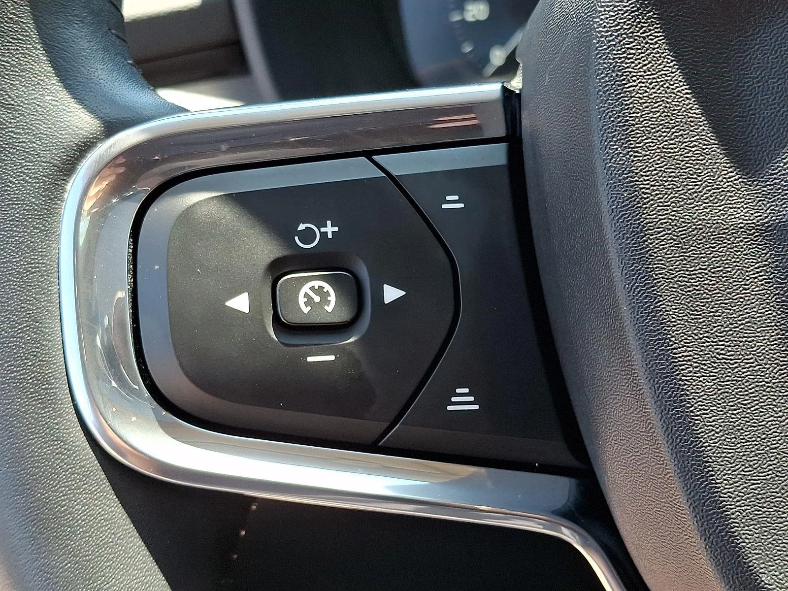 Used 2019 Bright Silver Metallic Volvo Momentum image 21