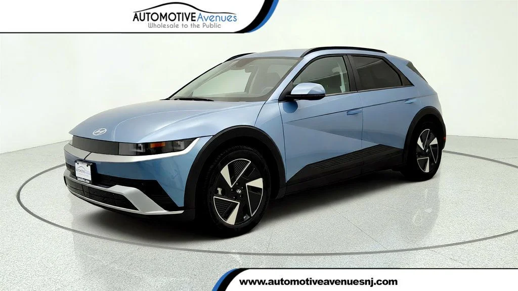 Used 2025 Lucid Blue Hyundai SE RWD image 1