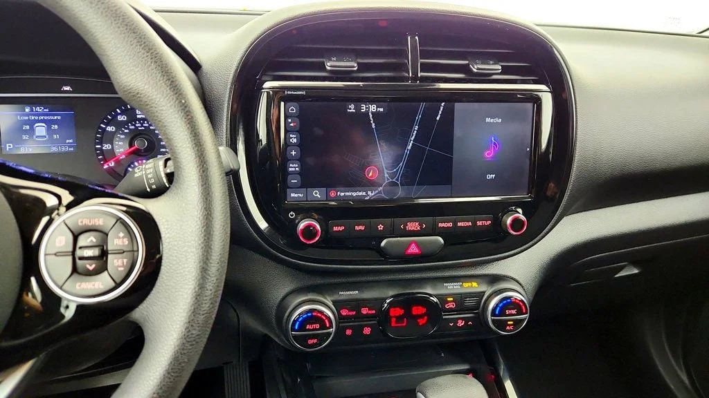 Used 2022 Snow White Pearl Kia S IVT image 16