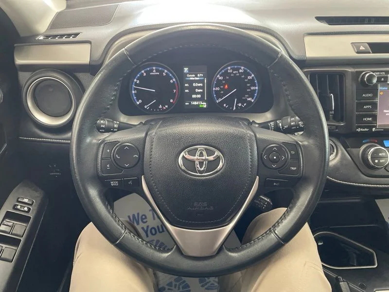 Used 2018 White Toyota XLE image 27