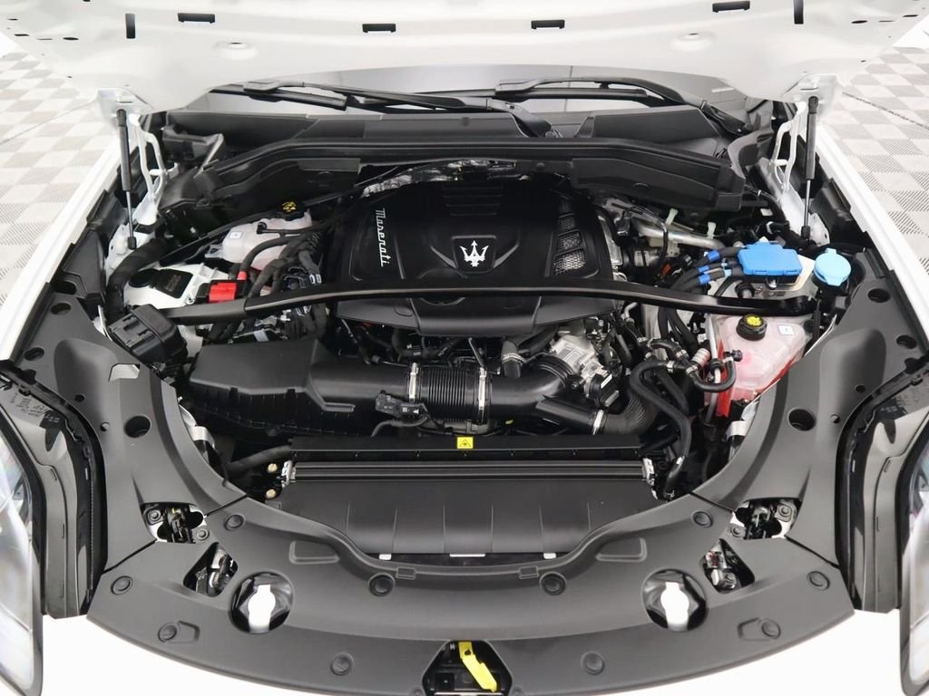Used 2025 Bianco Astro Metallic Maserati Base image 30