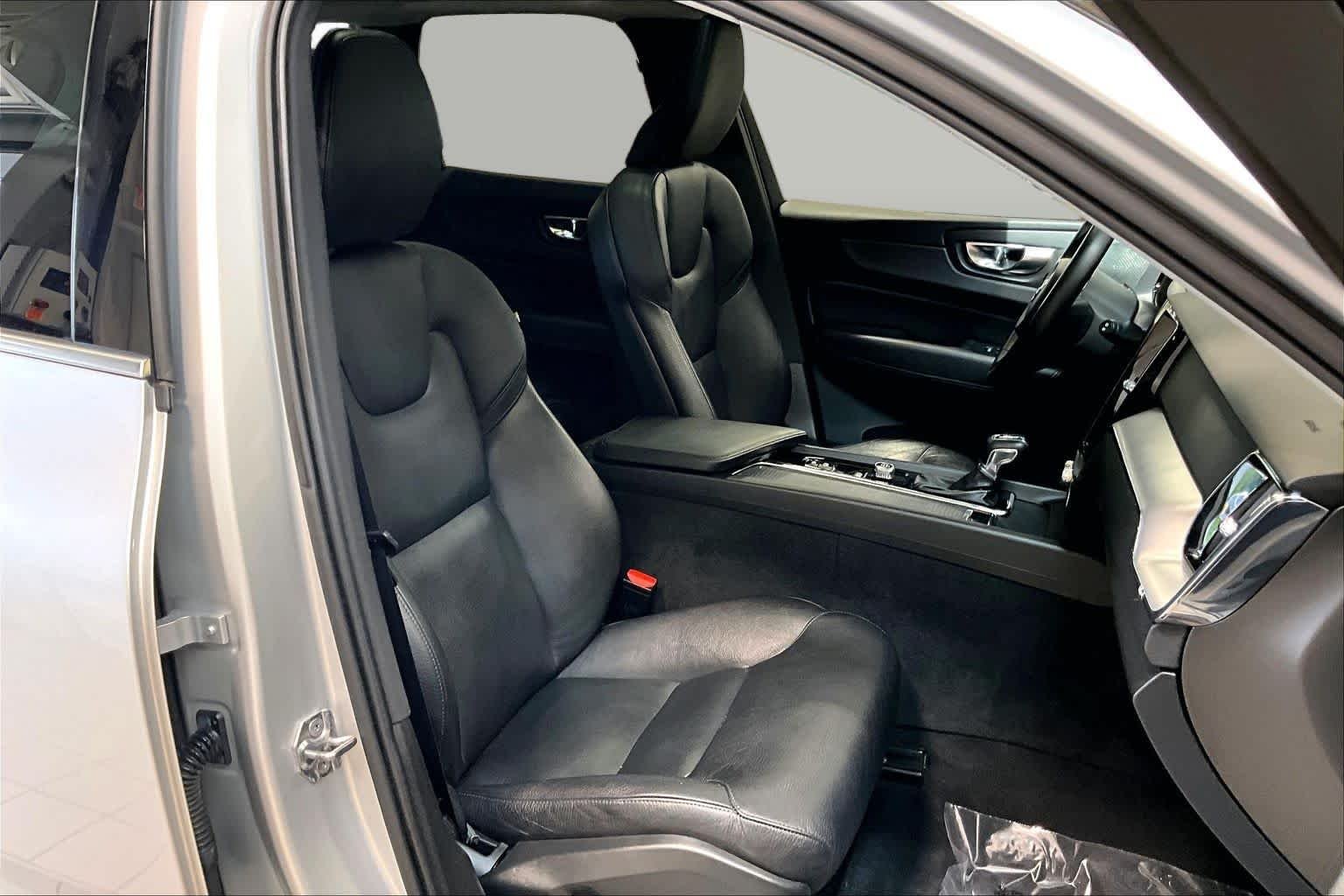 Used 2019 Bright Silver Metallic Volvo Momentum image 8
