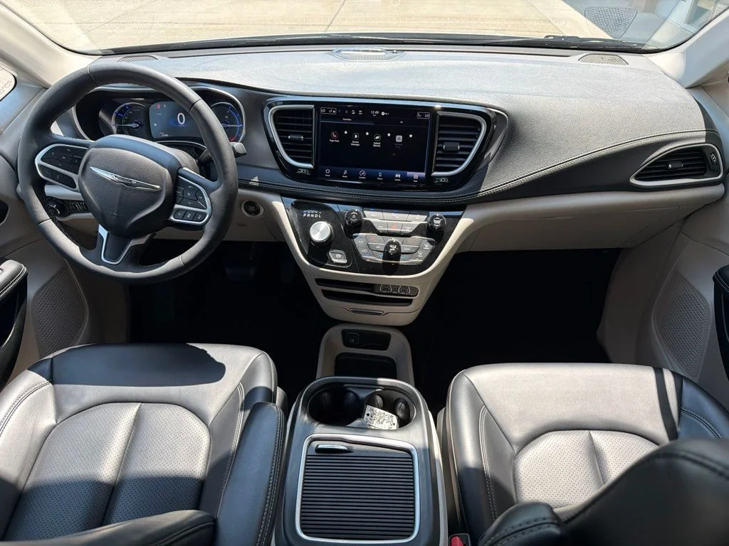 Used 2023 Silver Chrysler Touring L image 18