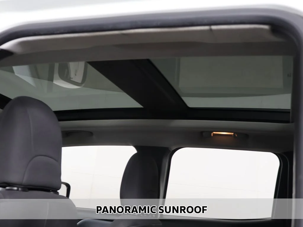 Used 2018 White Jeep Latitude image 3