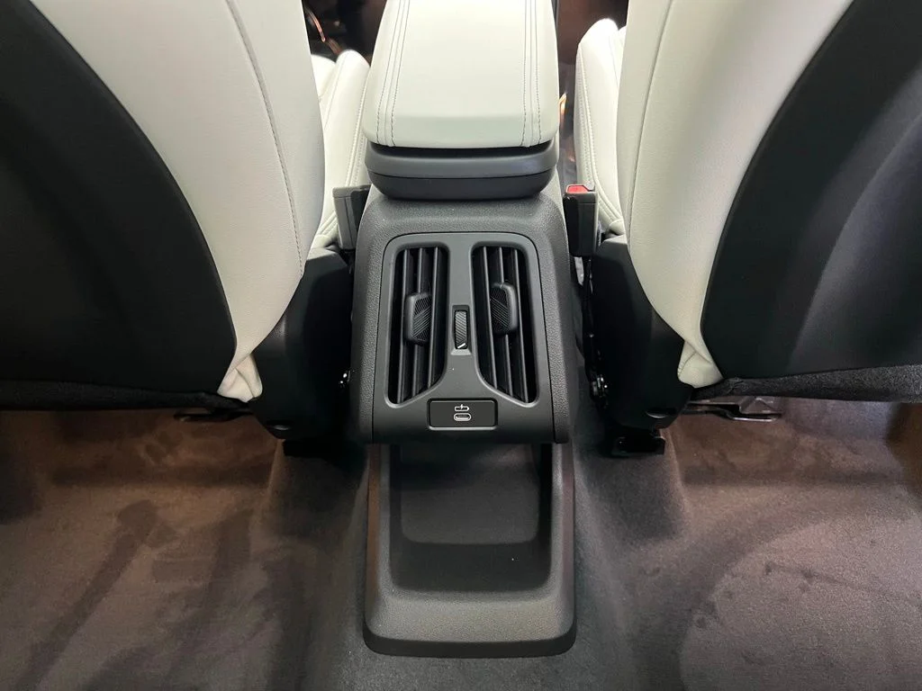 New 2026 Mineral White Metallic BMW xDrive28i image 9