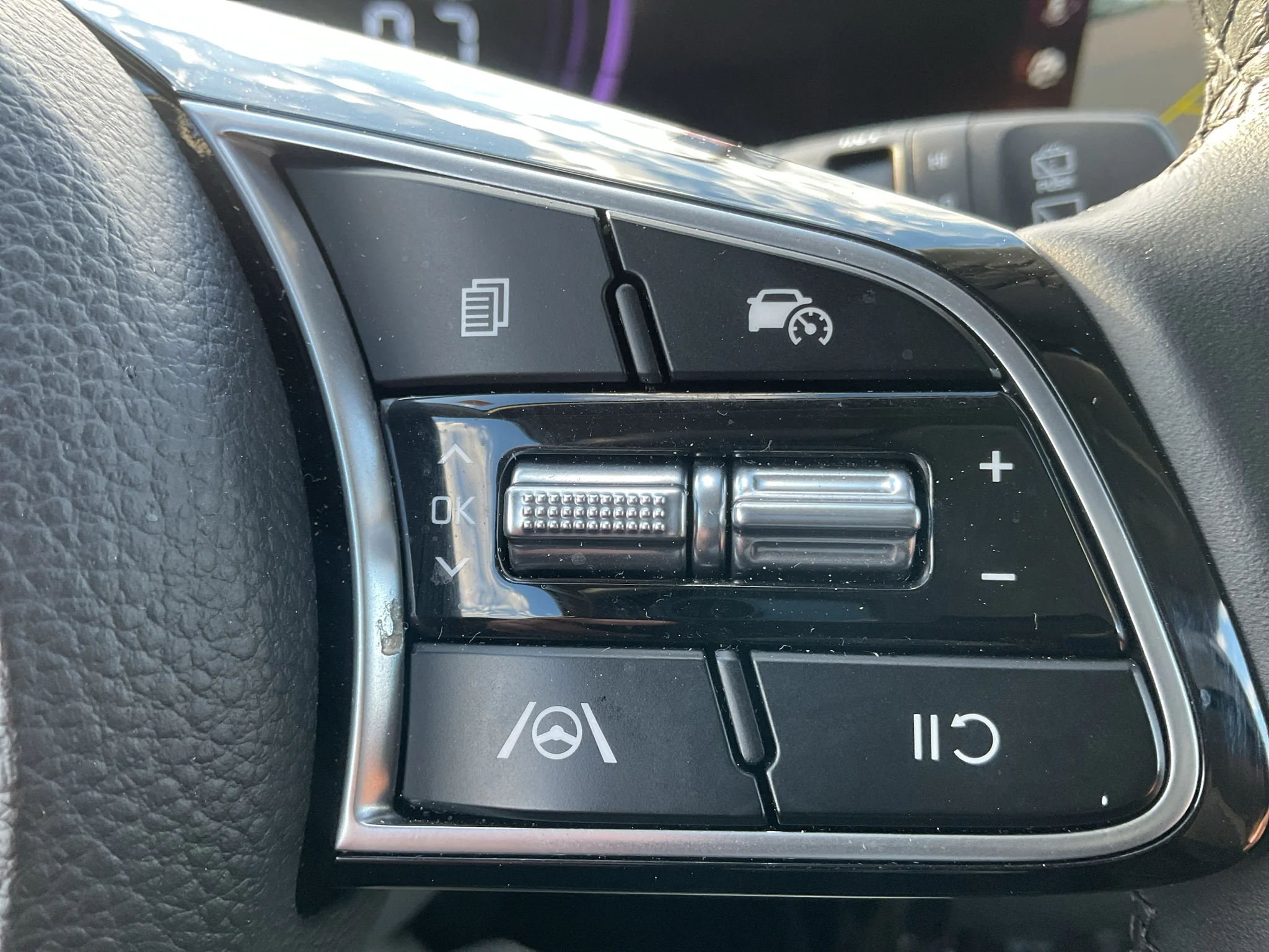 Certified Used 2025 Snow White Pearl Kia S image 30