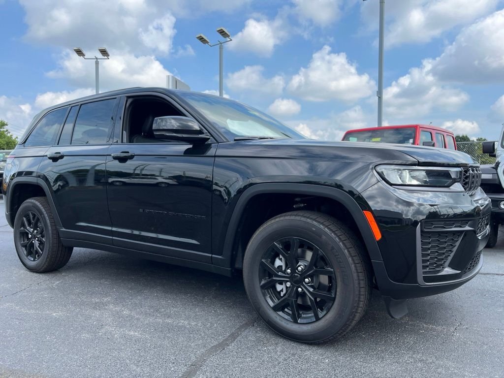 New 2026 Diamond Black Crystal Pearl-Coat Exterior Paint Jeep Altitude image 43