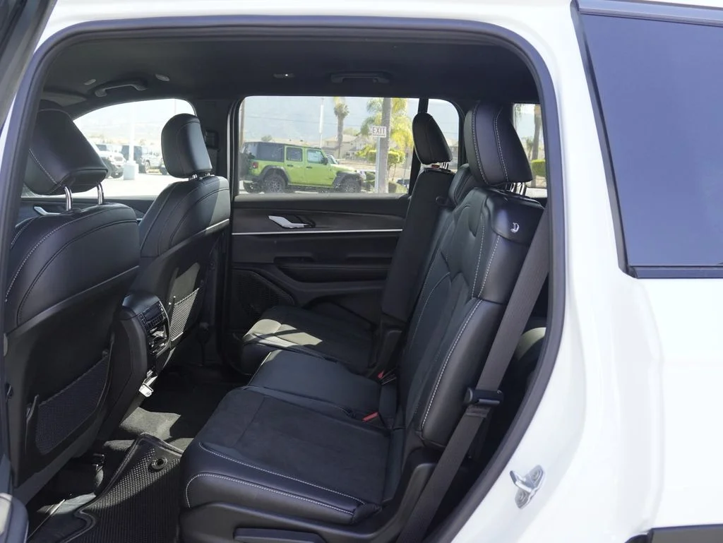 New 2026 Bright White Clear-Coat Exterior Paint Jeep Altitude image 20