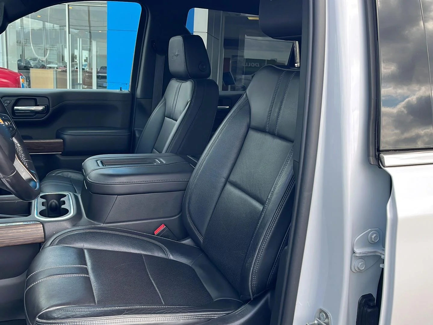 Used 2022 Iridescent Pearl Tricoat Chevrolet High Country image 18
