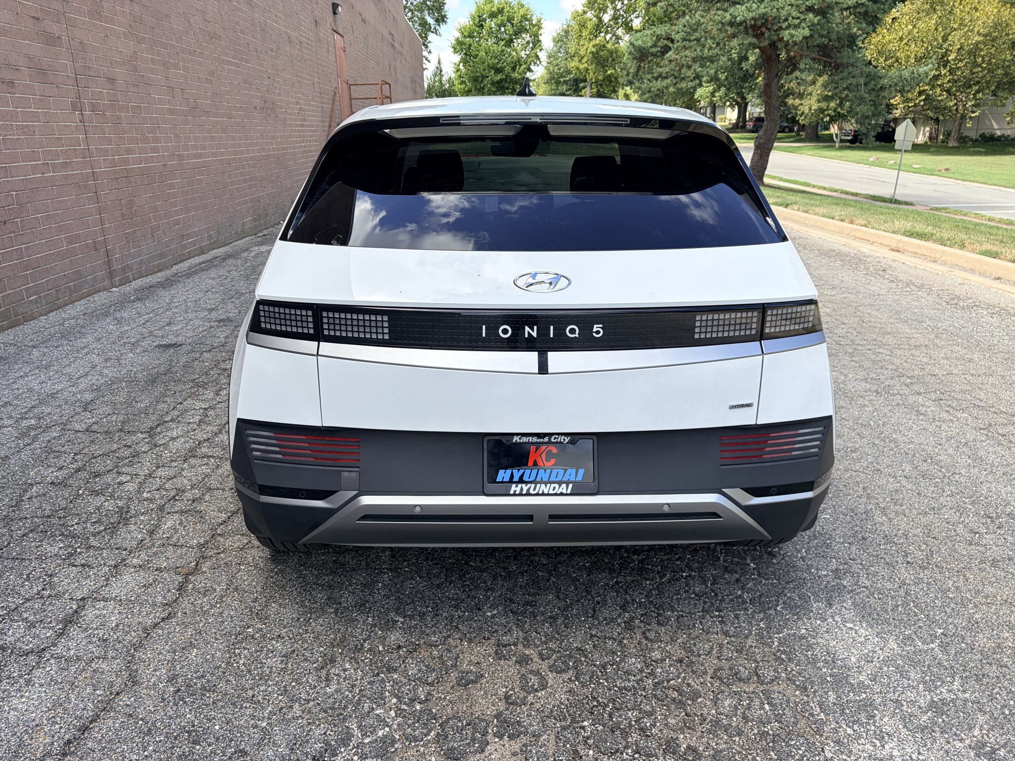 Used 2023 Atlas White Hyundai SEL image 4