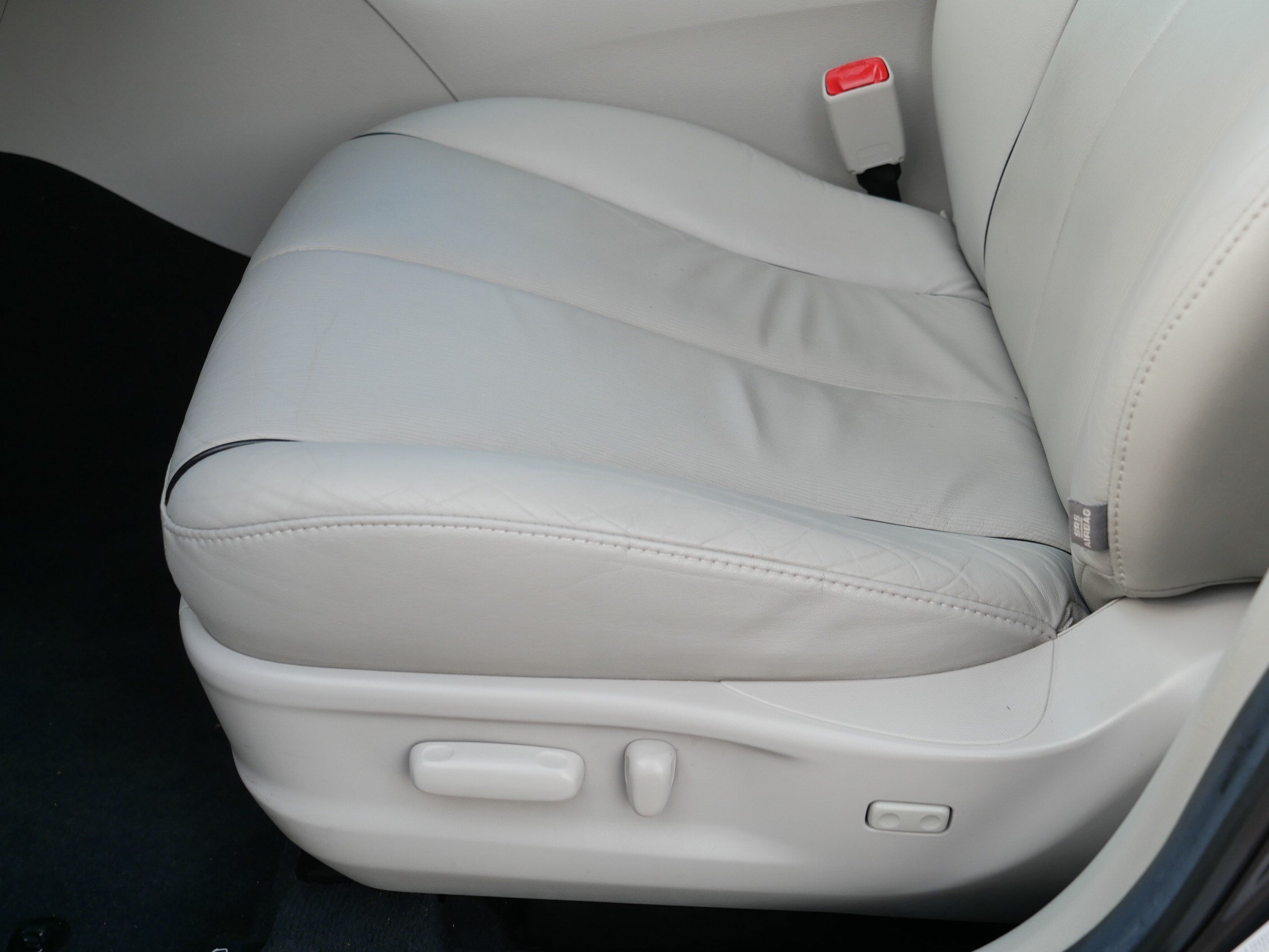 Used 2013 Magnetic Gray Metallic Toyota XLE image 20