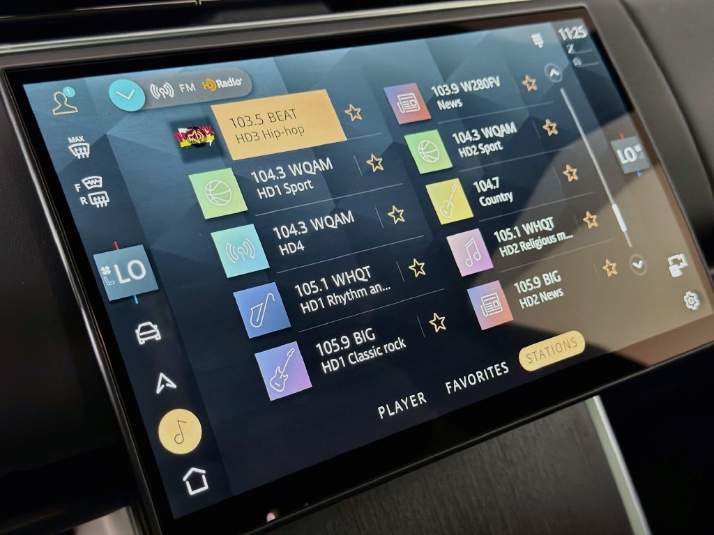 New 2027 Santorini Black Land Rover SE image 15
