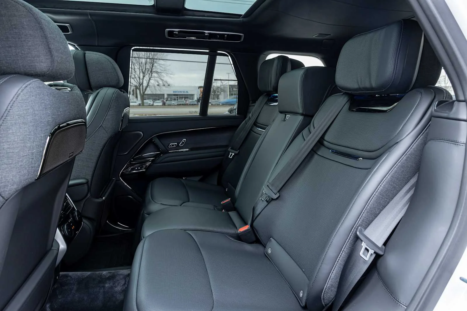 2026 Land Rover Range Rover SV - Photo 29