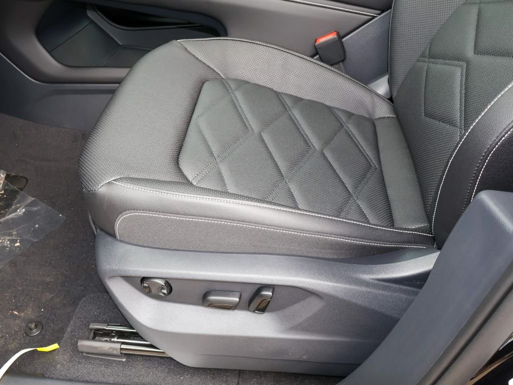 New 2026 Black Volkswagen 2.0T SE w/Technology image 14