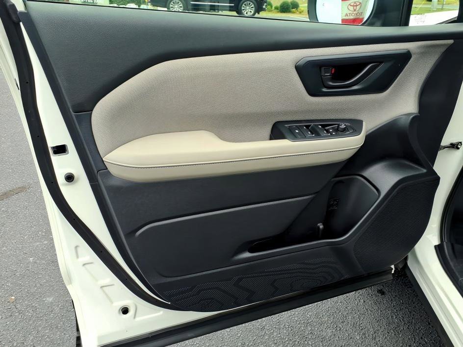 Used 2025 Crystal White Pearl Subaru Base image 15