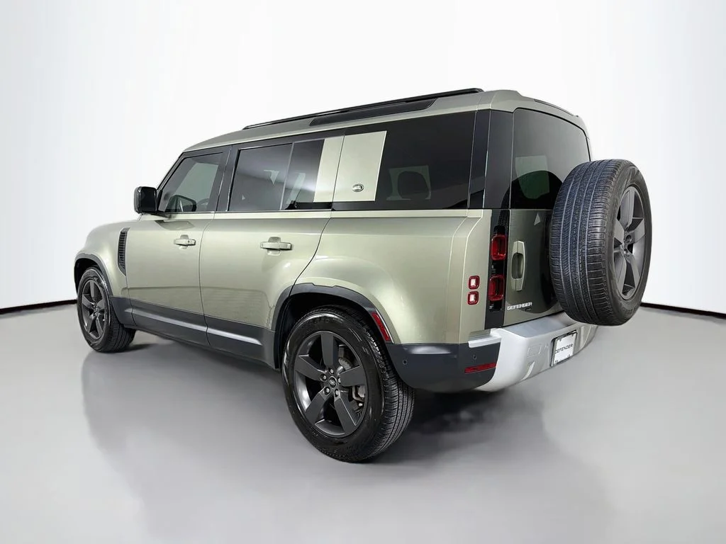 Used 2023 Green Land Rover SE image 7