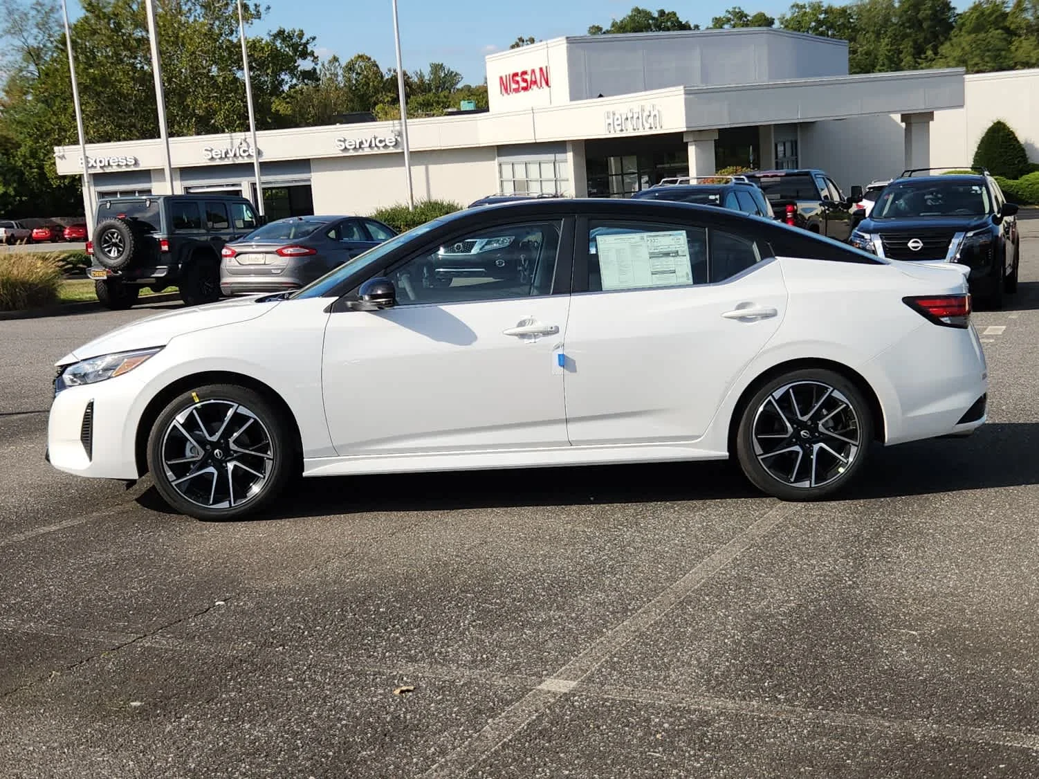 Used 2025 Aspen White Tricoat/Super Black Nissan SR image 5
