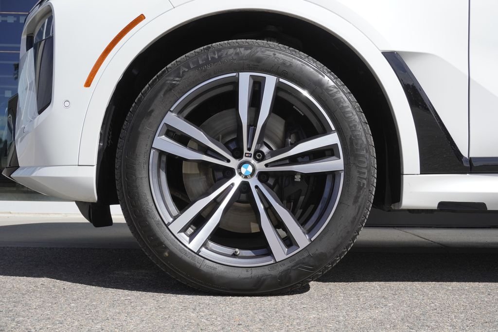Used 2025 White BMW M60i image 37