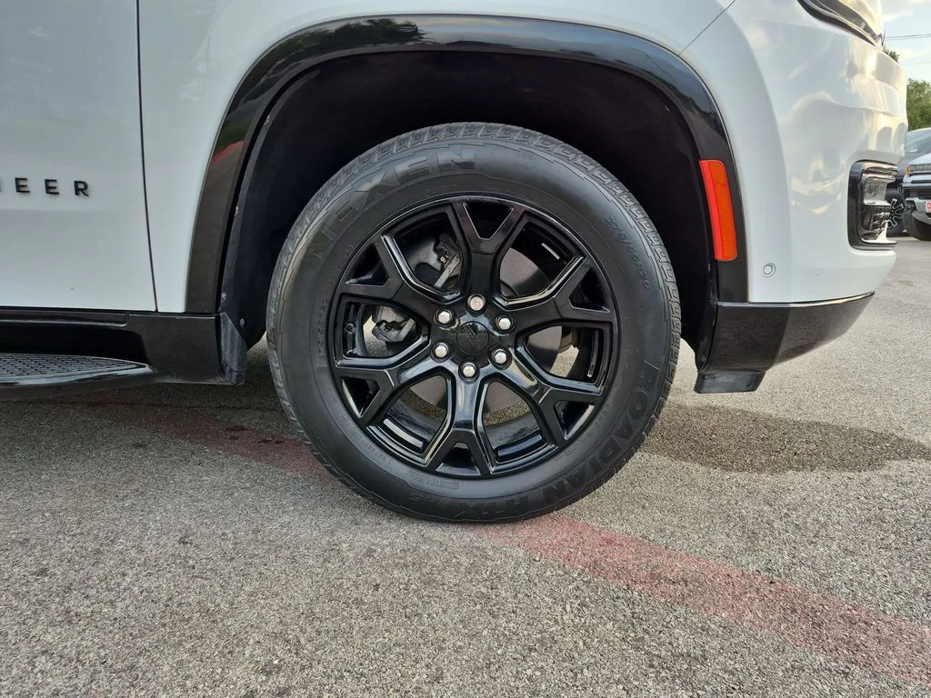 Used 2023 White Jeep Base image 17