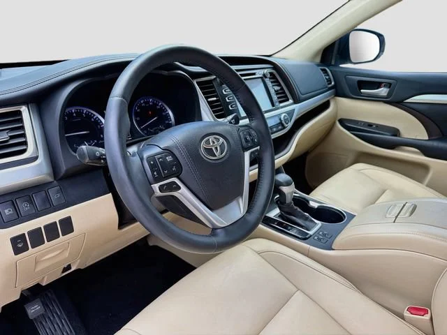 Used 2018 Blizzard Pearl Toyota XLE image 25