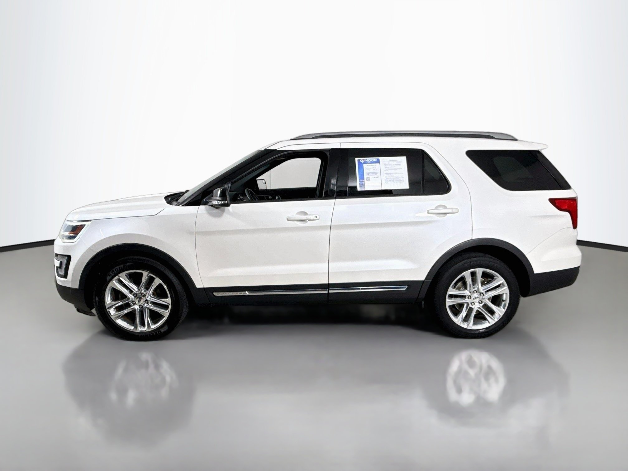 Used 2016 White Platinum Metallic Tri-Coat Ford XLT image 8