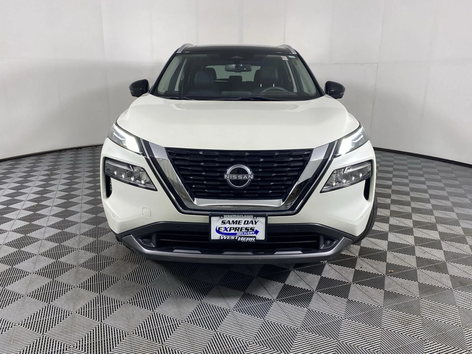 Certified Used 2023 Pearl White Tricoat/Super Black Nissan SL image 2