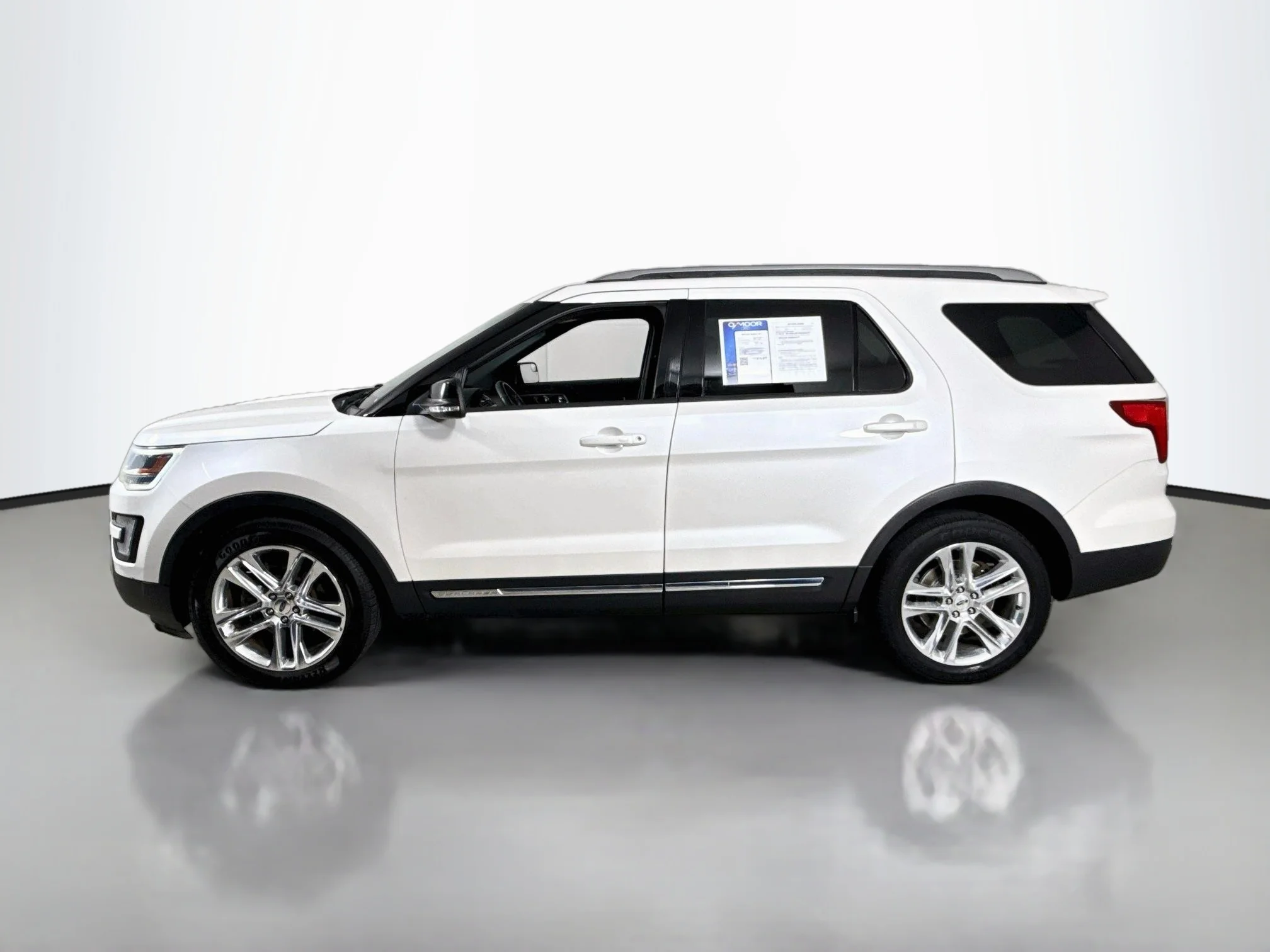 Used 2016 White Platinum Tri-Coat Metallic Ford XLT image 9