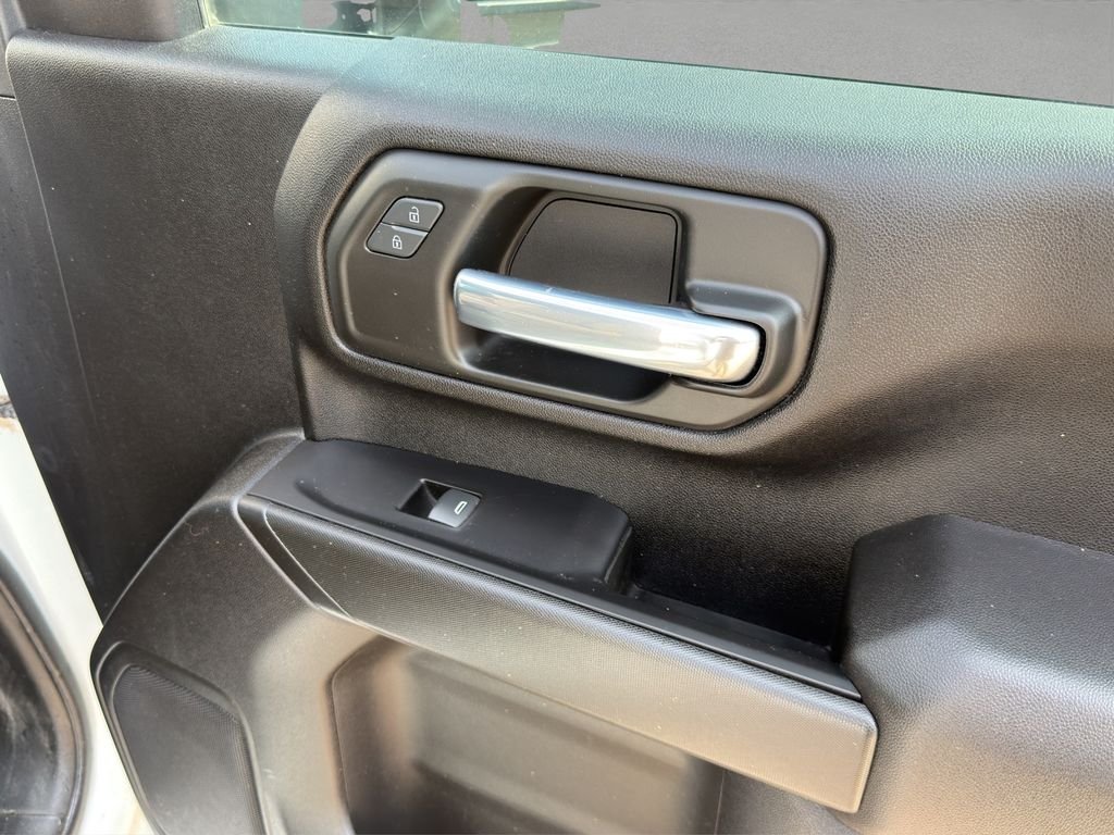 Used 2022 White Chevrolet Custom image 17