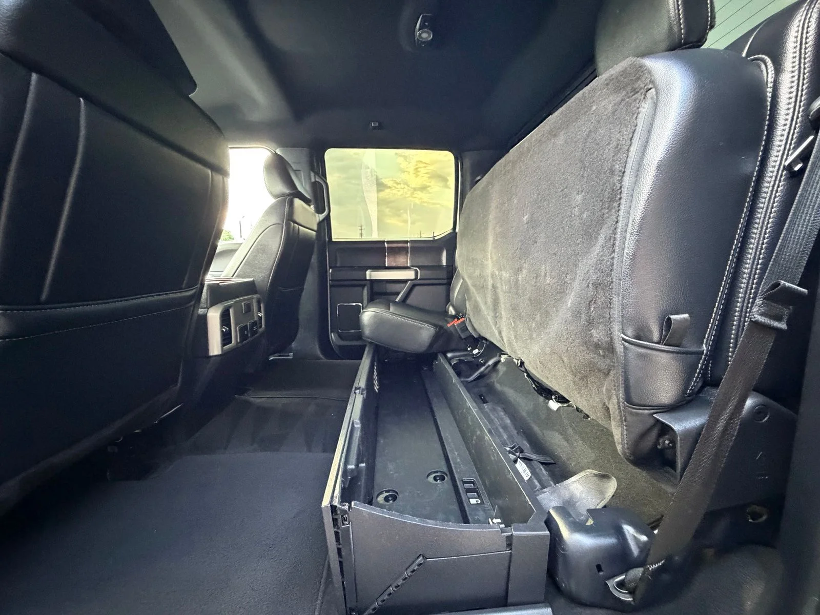Used 2022 White Ford Lariat image 27